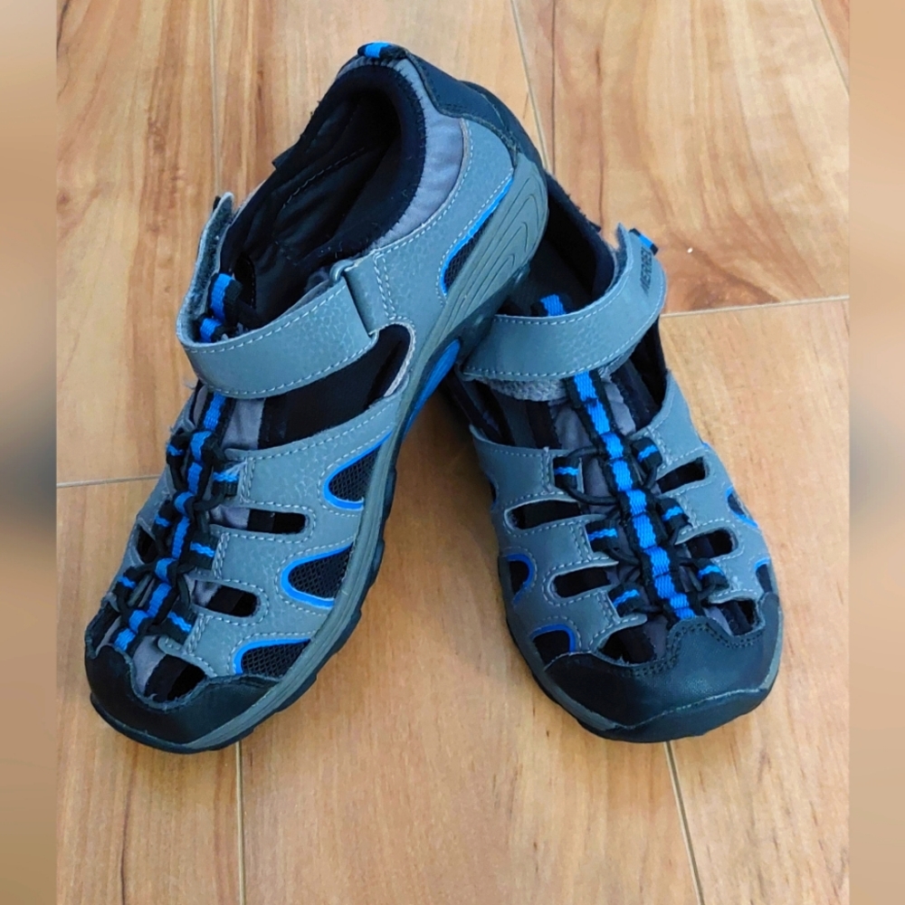 Merrell Leather Hiker Sandals for boys size 4 youth.